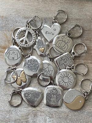 Show full view: Arden Free Spirit Dog & Cat ID Tag slide 3 of 3