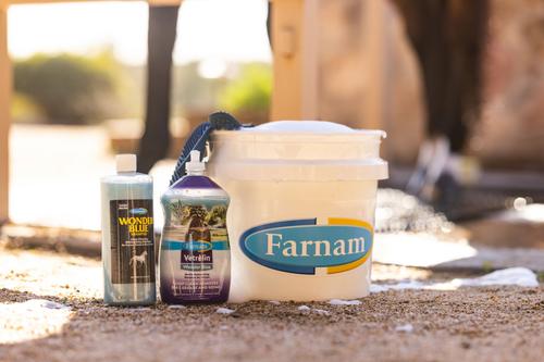 Show full view: Farnam Vetrolin Wonder Blue Deep Cleaning Moisturizing Dog & Horse Shampoo, 32-fl oz bottle slide 4 of 10
