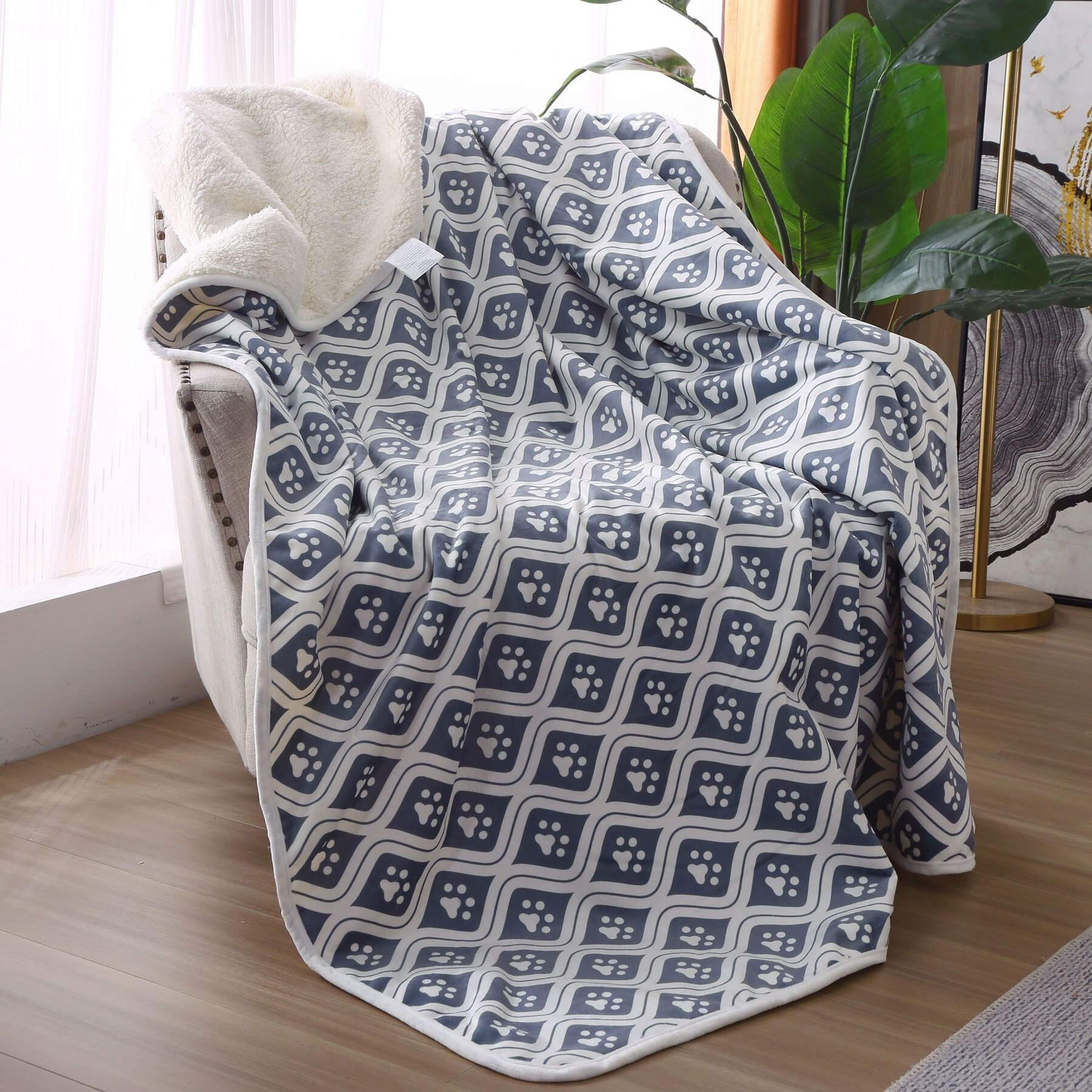 HappyCare Textiles advanced Pets Print cozy Waterproof Cat & Dog blanket, White Paw Ogee