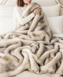 HappyCare Textiles Luxury Tipped Faux Fur Dog Blanket, Cream/Grey, 50 x 60-in slide 2 of 5