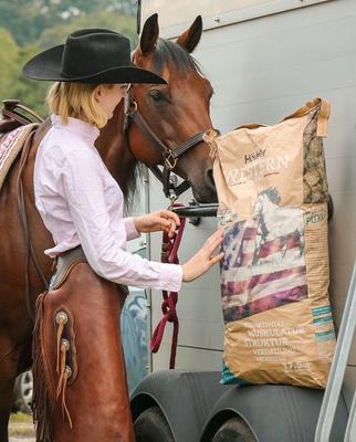 Show full view: Hoveler Western Sport Horse Feed, 44-lb bag slide 3 of 6