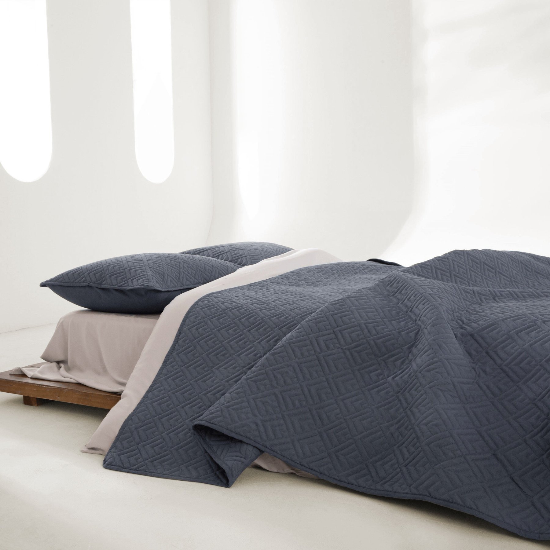 Slashop FURRFREE Quilt Set, Inkwell Grey, Full/Queen