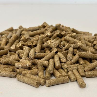 Show full view: Blue Mountain Hay Organic Wheat Straw Small Pet Litter, 20-lb slide 6 of 7