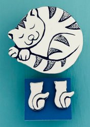 Basic Spirit Cat Tiny Trinket Box with Stud Earrings