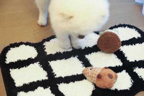 Show full view: Zarkea Modern Curved Geometric Indoor/Outdoor Washable Area Rug, White, 20 x 32-in slide 3 of 9