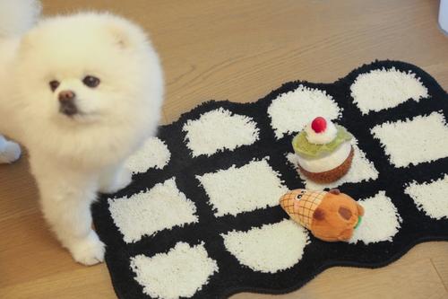 Show full view: Zarkea Modern Curved Geometric Indoor/Outdoor Washable Area Rug, White, 16 x 47-in slide 6 of 9