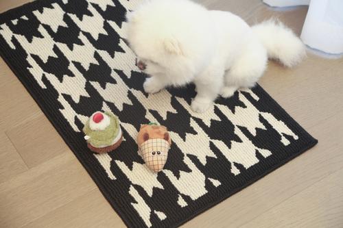 Show full view: Zarkea Modern Houndstooth Indoor/Outdoor Washable Area Rug, Black, 32 x 47-in slide 6 of 9