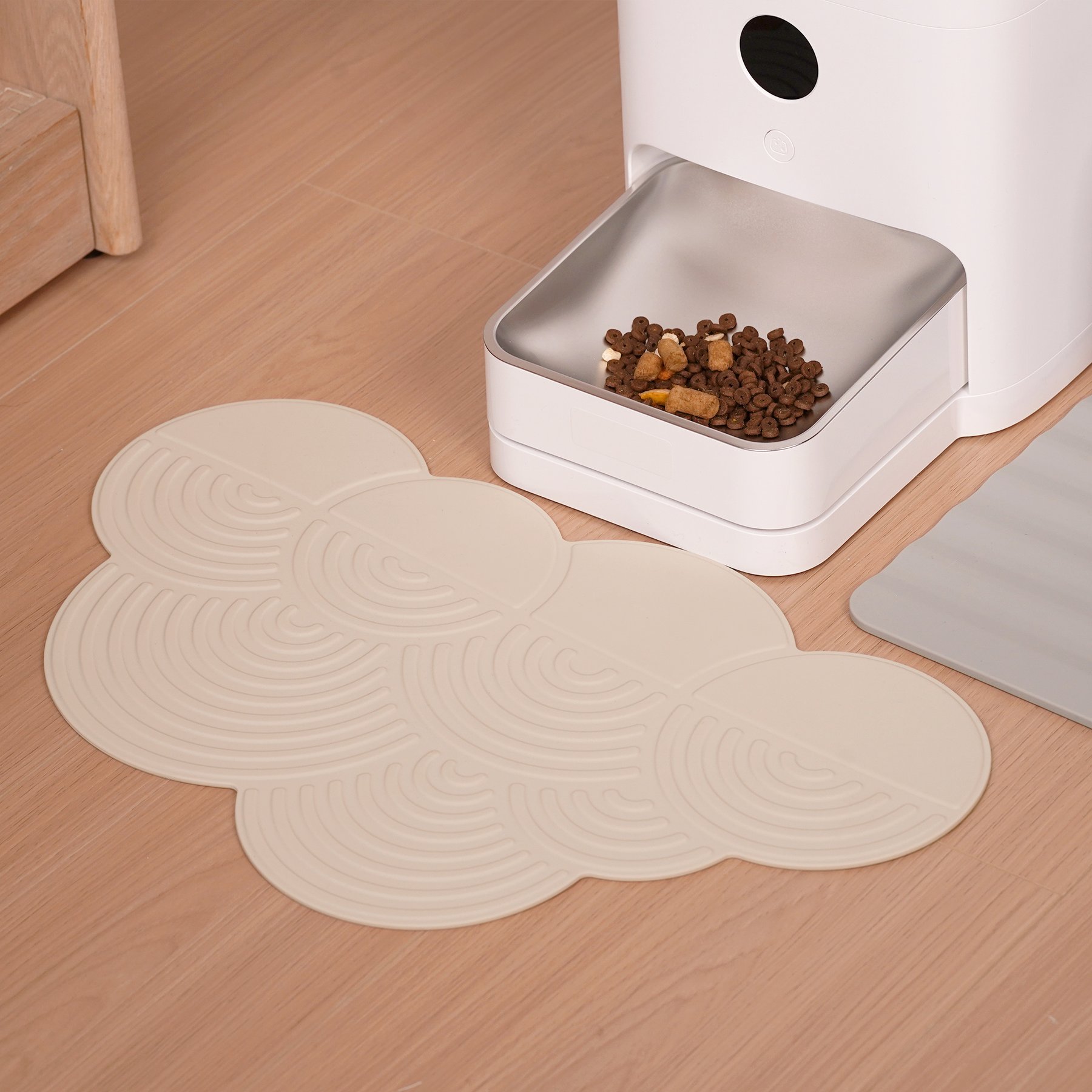 Li & Zhao Li & Zhao Cloud Waterproof Dog & Cat Food Mat, Beige, Medium