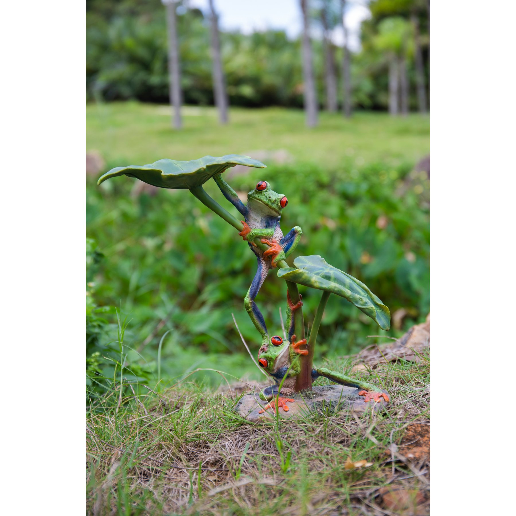 Hi-Line Gift Lotus Leaf with Red-Eyed Tree Frog Statue, 11.81-in