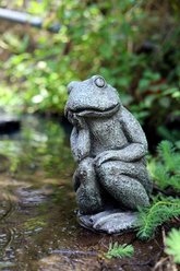 Hi-Line Gift Thinking Frog Garden Statue, 10.2-in