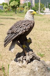 Hi-Line Gift 17.5-in Bald Eagle On Stump with Wings Out Statue Outdoor Decor