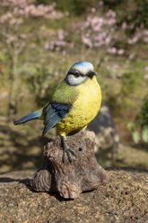 Hi-Line Gift 5.31-in Motion Activated Singing Bird Blue Tit On Stump Outdoor Decor