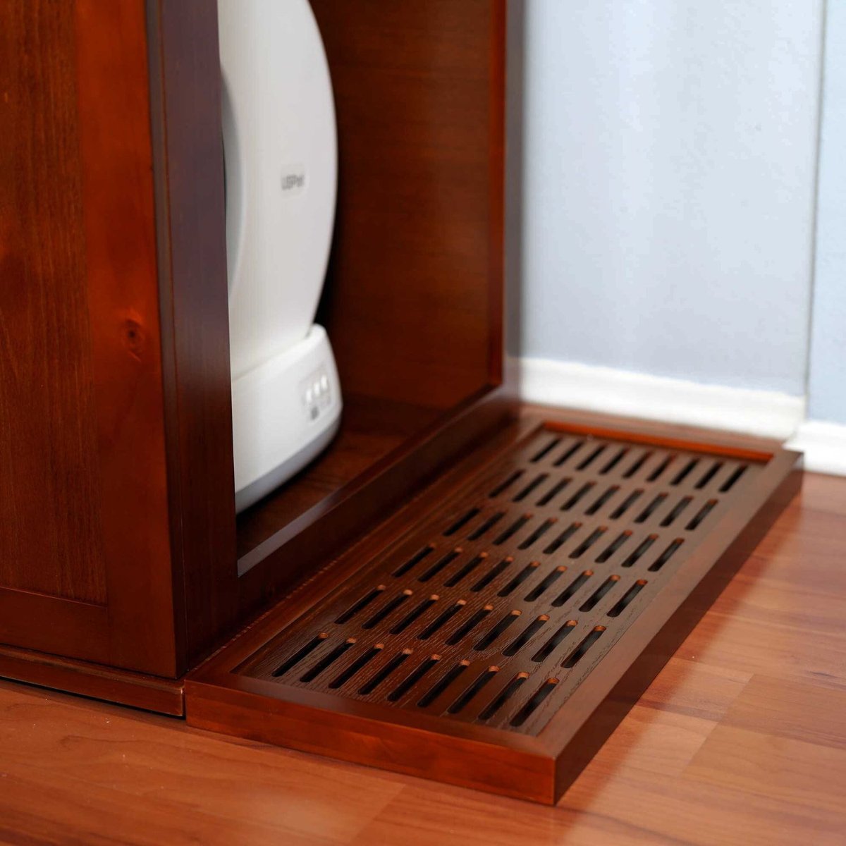The Refined Feline Self Cleaning Litter Box Catch, Mahogany