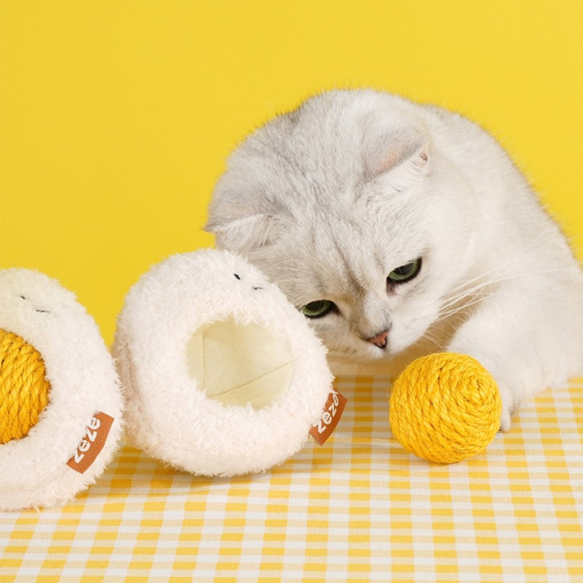 ZEZE Interactive Boiled Egg Catnip Scratcher Cat Toy with Detachable Sisal Ball, White
