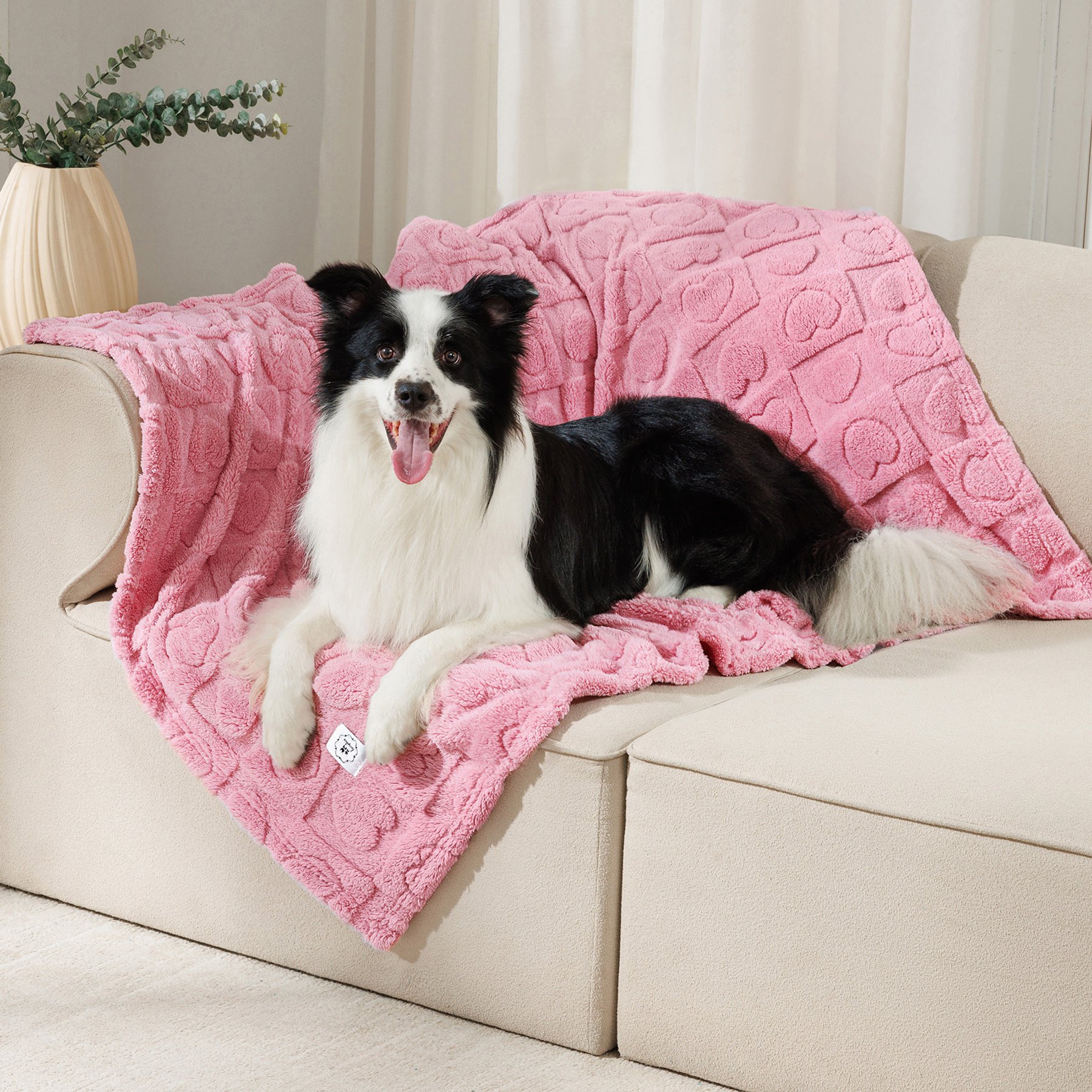 Luciphia Fluffy Fleece Heart-Pattern 300GSM Washable Calming Throw Dog & Cat Blanket, Pink, 57 x 40-in