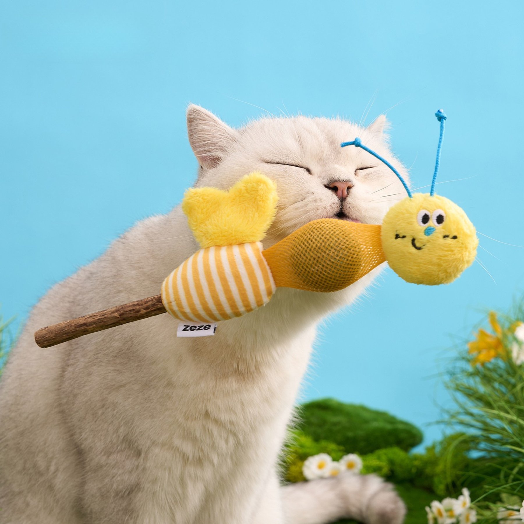 ZEZE Fun Bee Silvervine Ball Crinkle Wings & Durable Mesh Cat Chew Toy with Catnip, Yellow