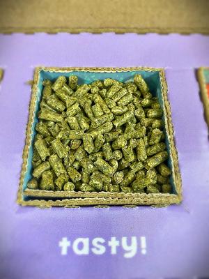 Show full view: Sweet Meadow Farm Bunny Bento Box Western Timothy, Whole Oats & Dandelion Small Pet Treat, 10-oz box slide 5 of 8