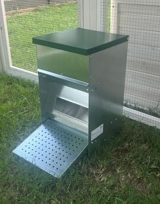 Show full view: Zylina Chicken Treadle Feeder, 22-lbs slide 4 of 7