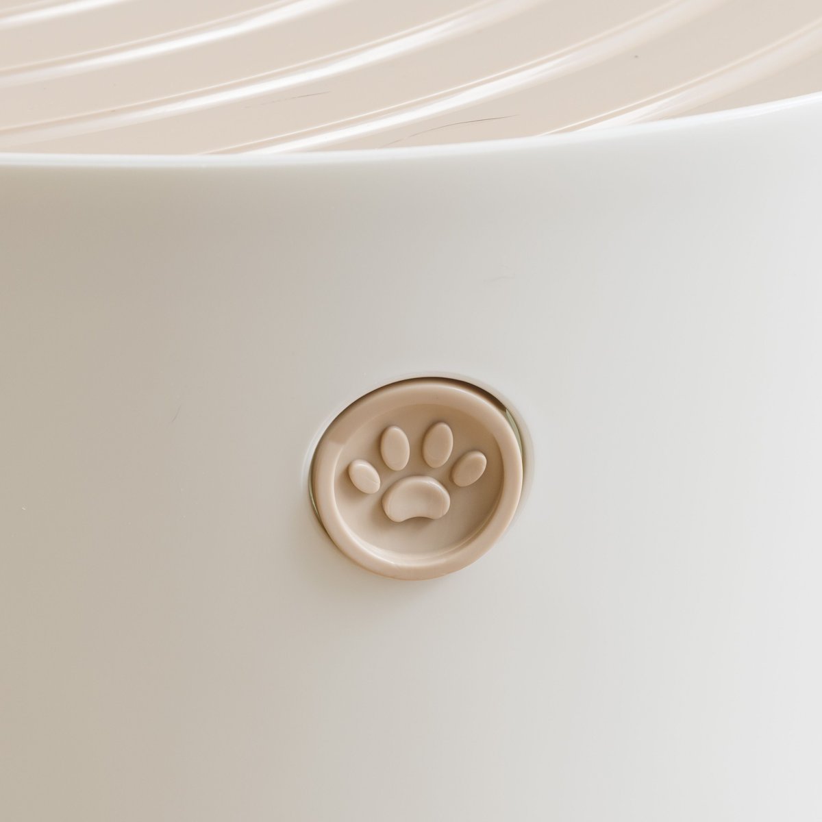 IRIS USA Round Top Entry Cat Litter Box & Scoop, White/Beige, Medium