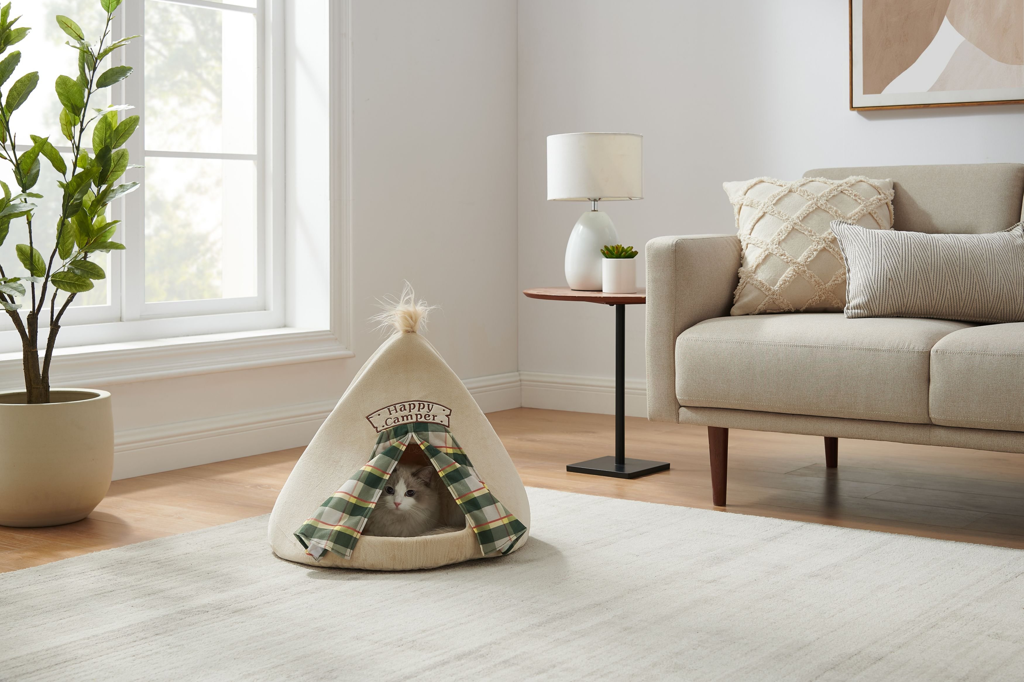 Does the top point of the teepee happy camper dog bed have long faux