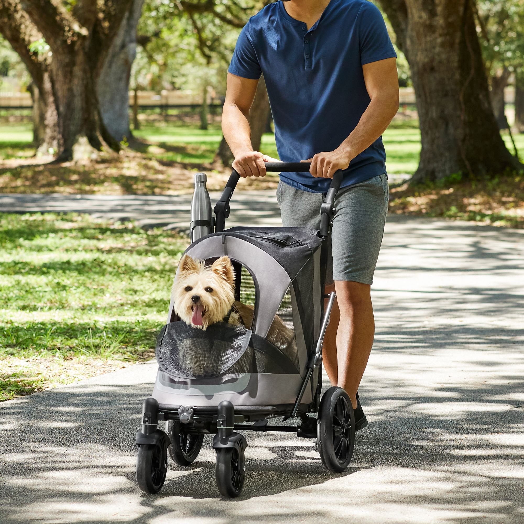 Does the FRISCO no zip collapsible stroller with front opening have a