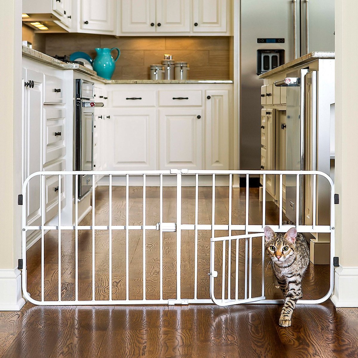 Expandable pet store gate with door