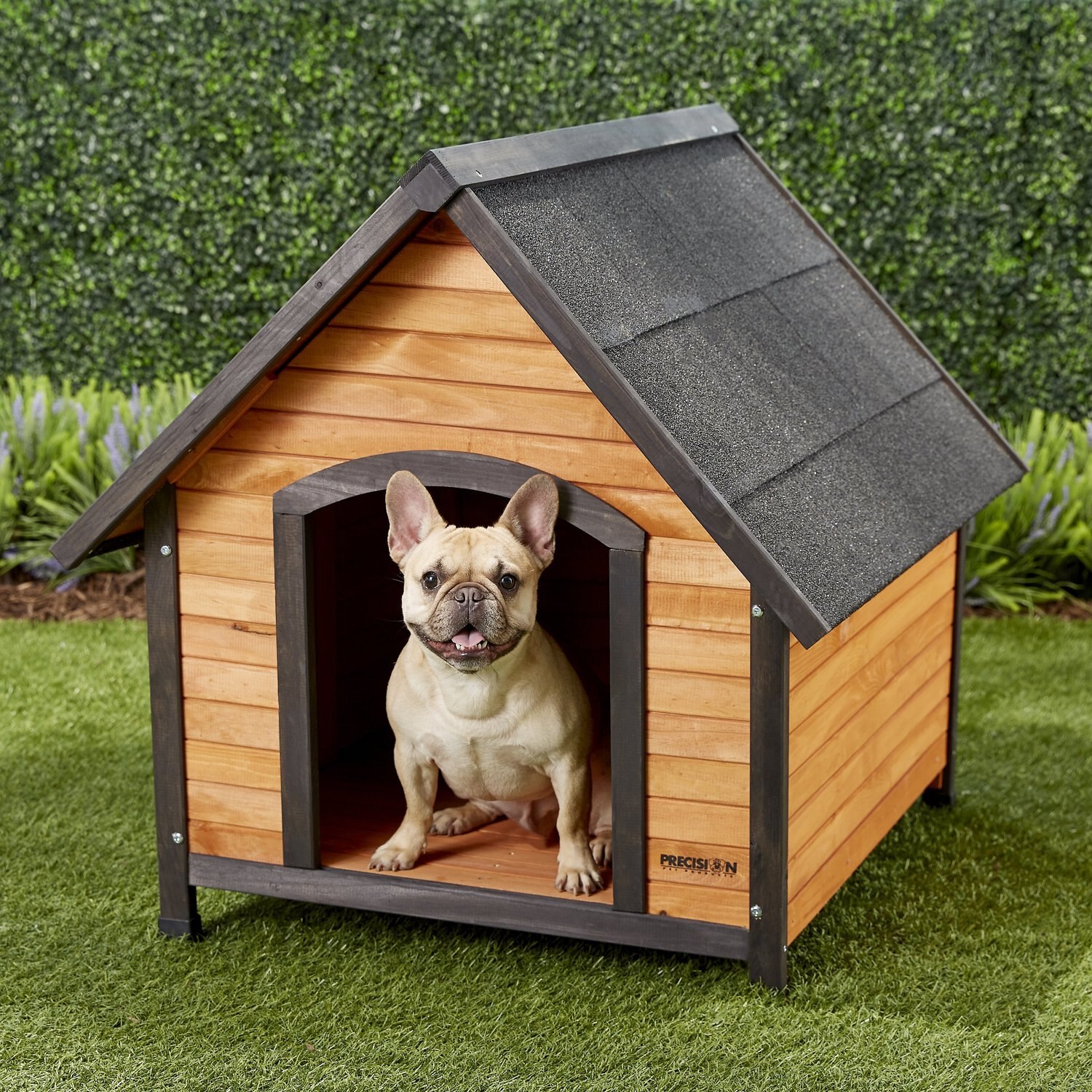 Новый dog house. Домик для собак деревянный. Деревянная будка для собаки. Будка для любимца. Будка для собаки в английском стиле.